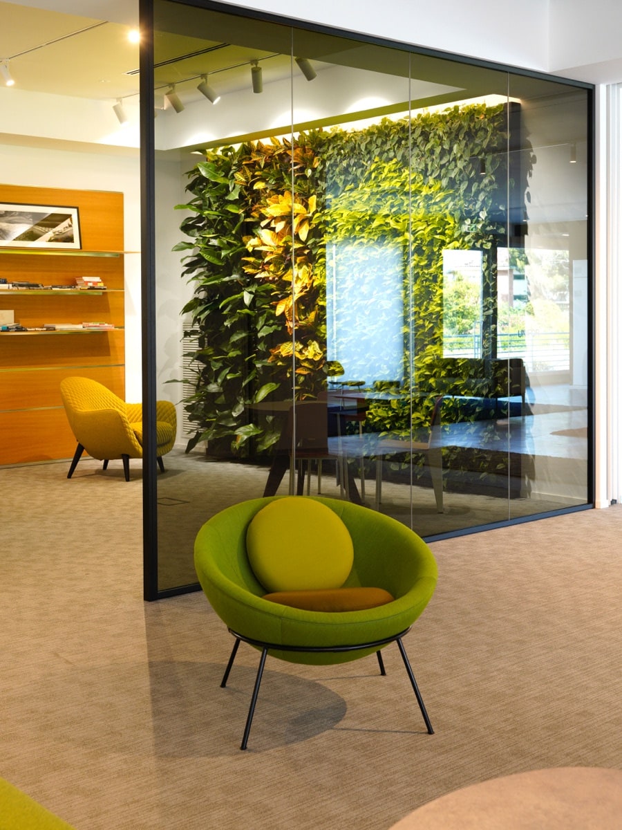 Area lounge con verde verticale, uffici Della Chiara