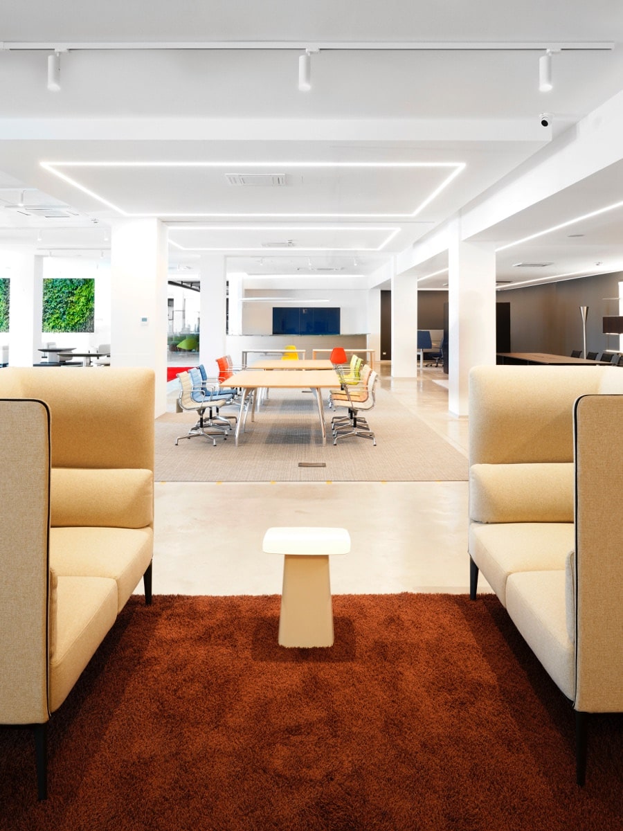 Area lounge con verde verticale, uffici Della Chiara