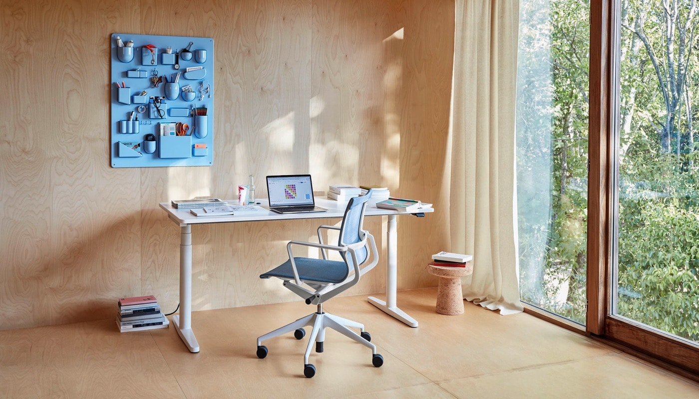 Accessori portamonitor e porta-laptop Herman Miller, ideali per angolo studio in casa