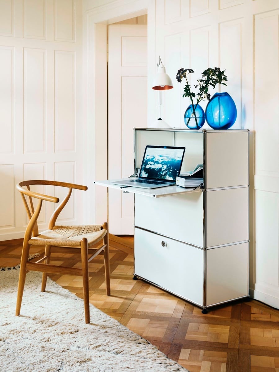 Angolo studio nascosto in soggiorno con arredi USM Haller, disponibili sullo shop online Della Chiara
