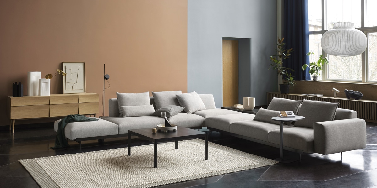 Muuto arredo di design: Ridge Vase vaso, Modular sofa, Reflect sideboard madia per area lounge