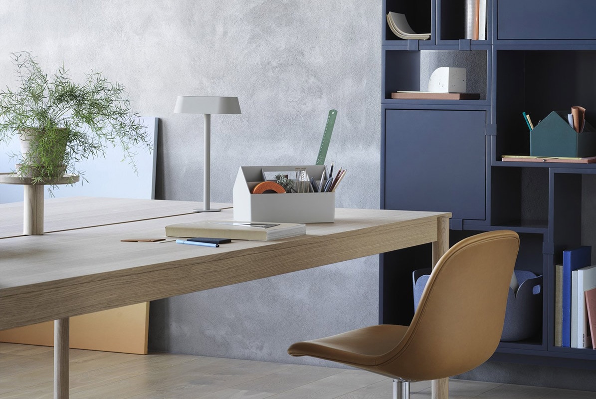 Muuto Sketch Toolbox porta oggetti, Fiber chair, tavolo in legno per studio - gallery