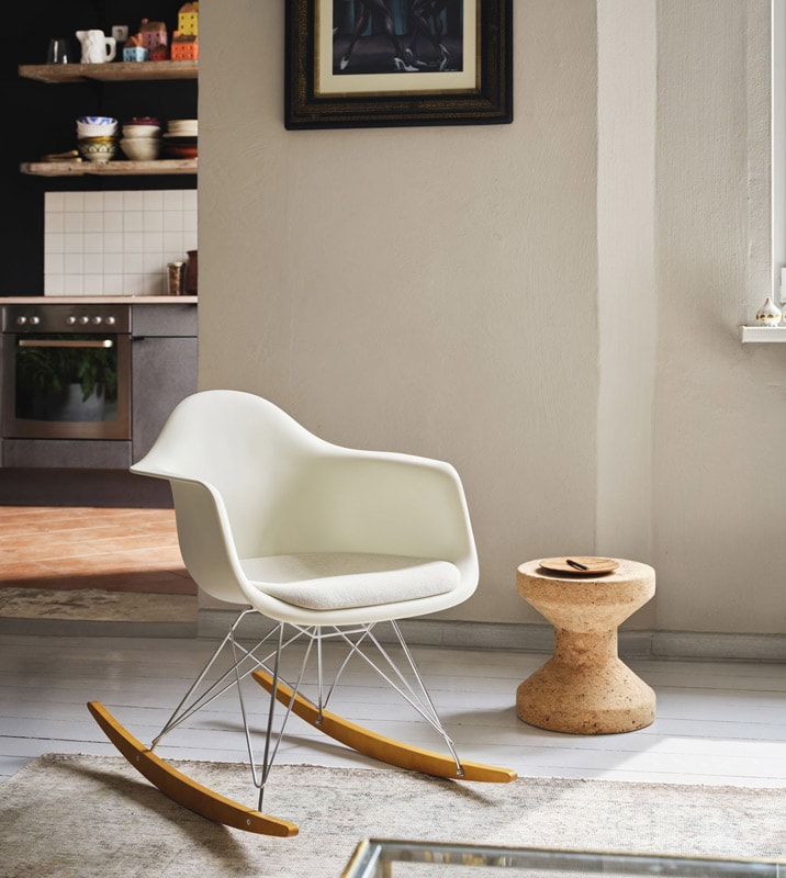 Vitra Eames Plastic Armchair RAR sedia a dondolo e Cork family per cucina di design - gallery