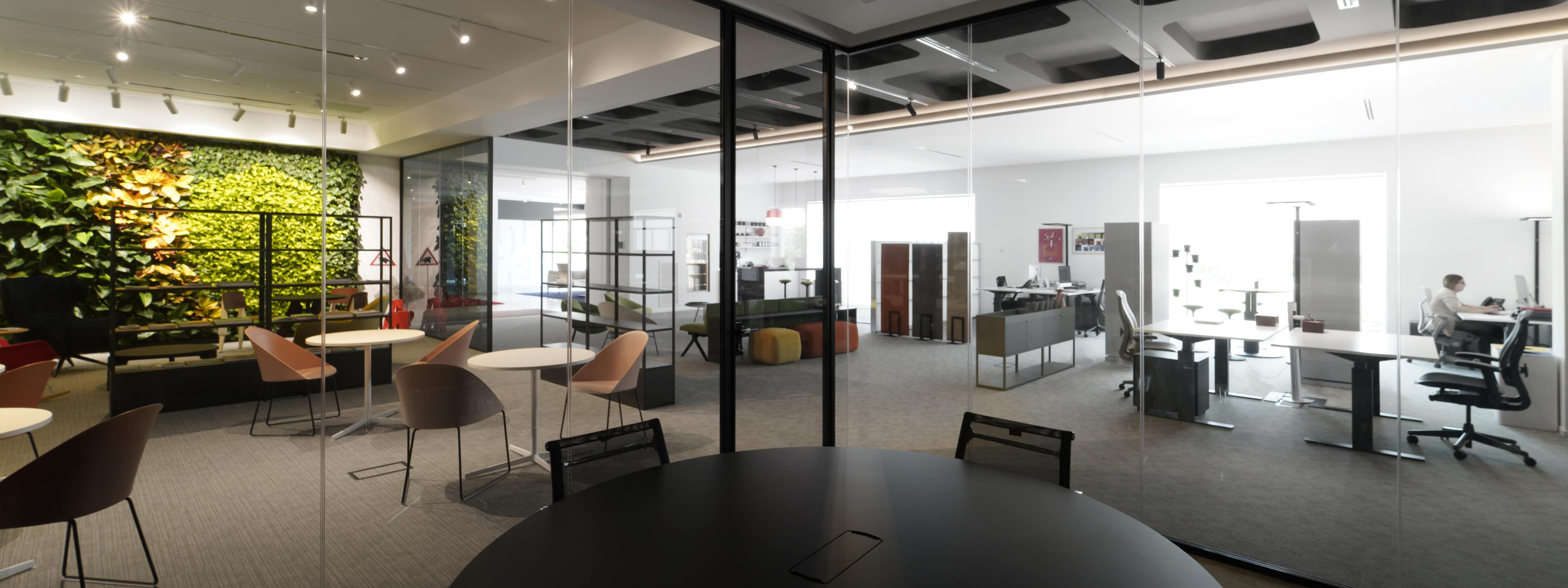 dellachiara-workspaces-ufficio-meeting-room-lounge-attesa-giardino-verticale-slate-parete-doppio-vetro