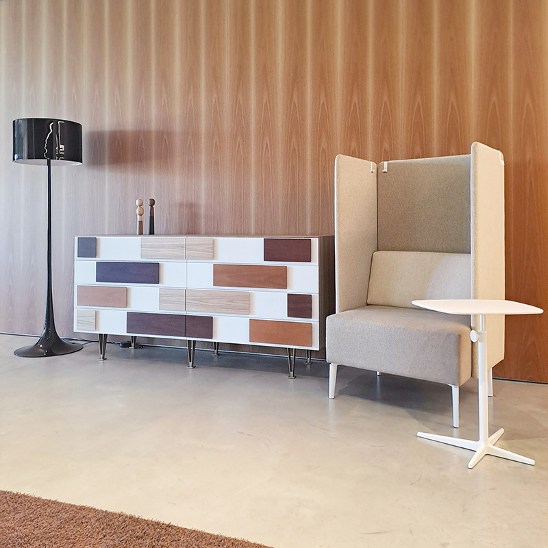 dellachiara privacy sofa accanto a madia