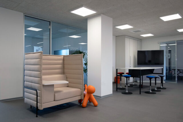 dellachiara realizzazione uffici comune pesaro welcome lounge privacy sofa